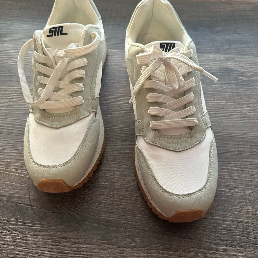 Steve Madden Kincade White and Gray Sneakers size 9.5 - Picture 2 of 10